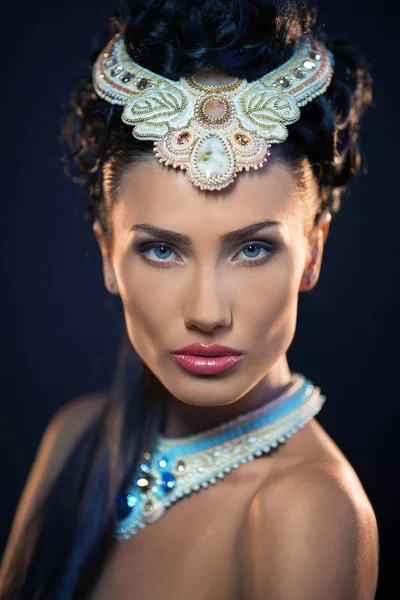 Beautyful jonge vrouw portret. Jewerly en diamanten — Stockfoto