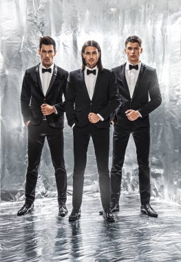 Gümüş arka plan üzerinde emin iş takım ayakta