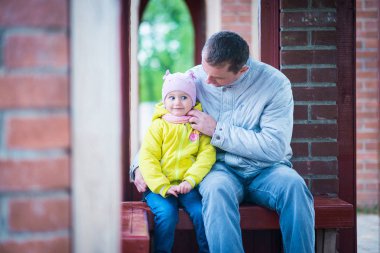 Baba ve kızı güzel parkta oynuyorlar