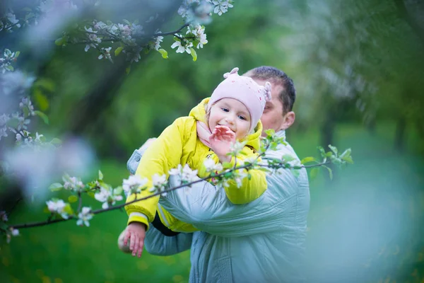 Vader en zijn dochter spelen in het prachtige park — Stockfoto