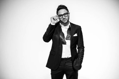 Şık takım elbise olarak şık yakışıklı portresi