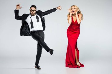 Stüdyoda beyaz arka planda genç bir moda çifti.