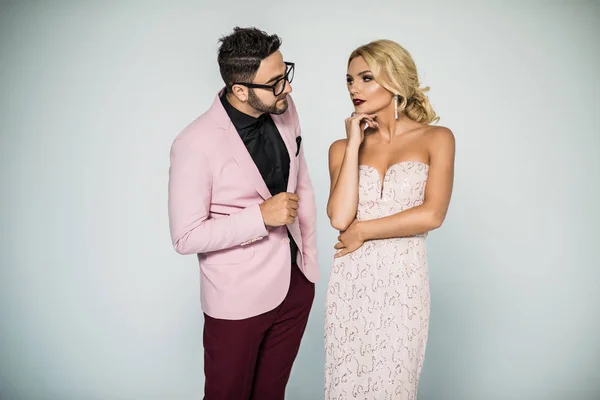 Stüdyoda beyaz arka planda genç bir moda çifti.