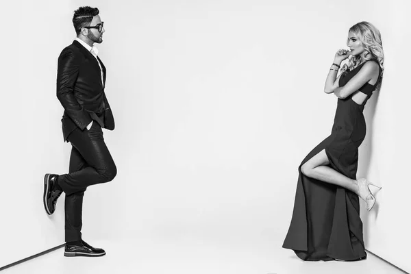 Stüdyoda beyaz arka planda genç bir moda çifti.