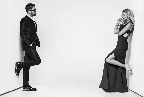 Stüdyoda beyaz arka planda genç bir moda çifti.
