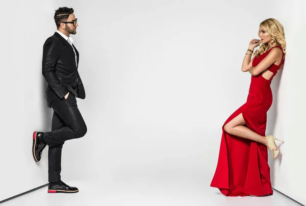 Stüdyoda beyaz arka planda genç bir moda çifti.