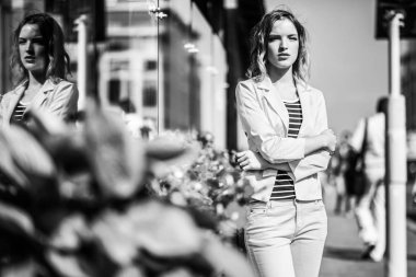 Siyah ve beyaz fotoğraf. Kentsel yerlerde poz güzel kız