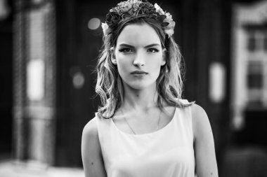 Siyah ve beyaz fotoğraf. Kentsel yerlerde poz güzel kız