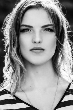 Siyah ve beyaz fotoğraf. Kentsel yerlerde poz güzel kız