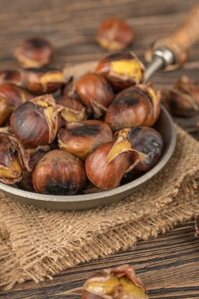 Castagne in una padella — Foto Stock