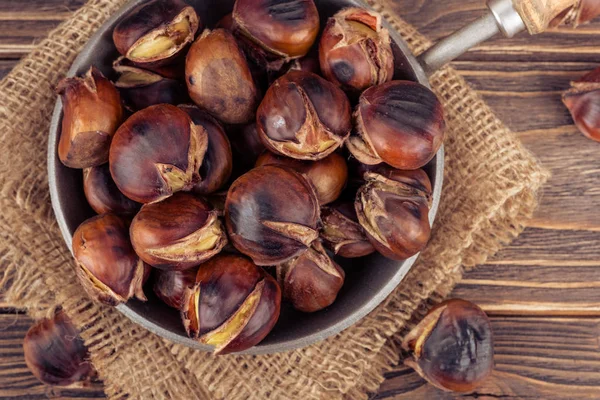 Castagne in una padella — Foto Stock