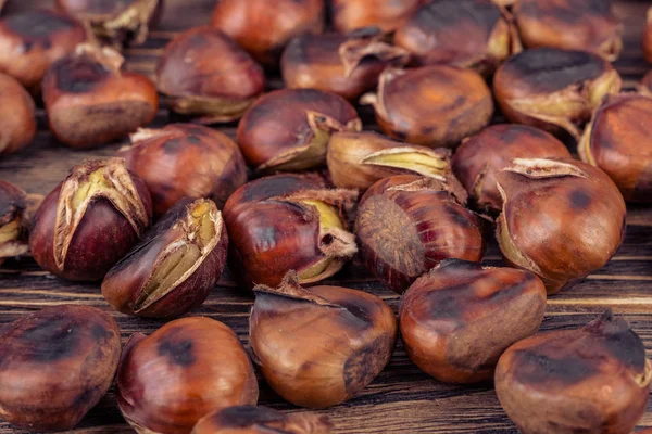 Châtaignes dans une casserole — Photo