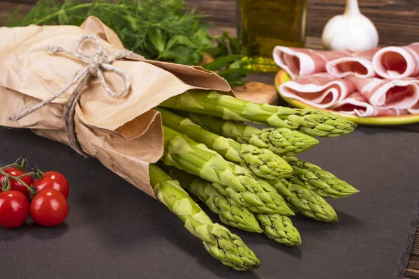 Asparagi freschi e verdi — Foto Stock