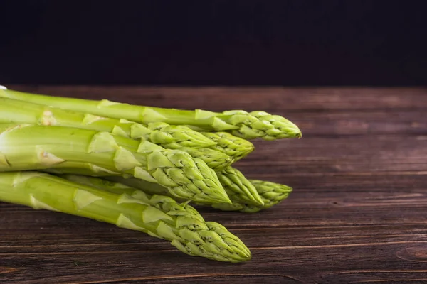 Asperges Fraîches Vertes Sur Une Table Bois — Photo