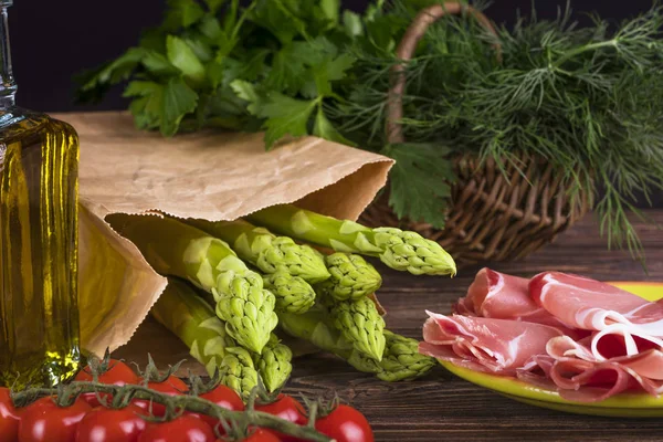 Asparagi Freschi Verdi Tavolo Legno — Foto Stock
