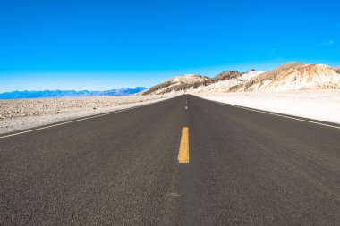 Ölüm vadisinde dağların arka planına karşı yol