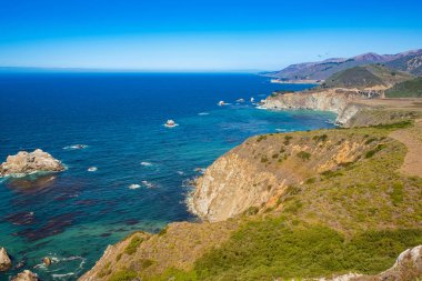 Big Sur, Kaliforniya 'nın orta kesiminde seyrek nüfuslu bir bölgedir.