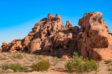 Nevada, ABD 'deki Fire State Park Vadisi' nde eşsiz kırmızı kumtaşı oluşumları.