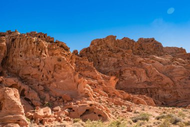 Nevada, ABD 'deki Fire State Park Vadisi' nde eşsiz kırmızı kumtaşı oluşumları.