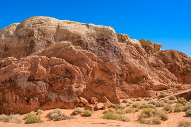 Nevada, ABD 'deki Fire State Park Vadisi' nde eşsiz kırmızı kumtaşı oluşumları.