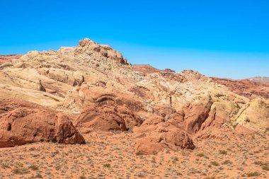 Nevada, ABD 'deki Fire State Park Vadisi' nde eşsiz kırmızı kumtaşı oluşumları.