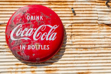 Ahşap zemin üzerinde coca-cola kapağı