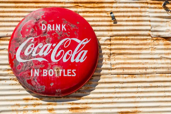 Coca Cola Крышка Деревянном Фоне Стоковое Изображение