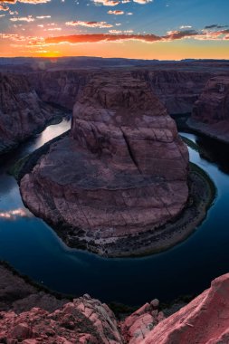 Arizona Horseshoe Virajı, Glen Kanyonu 'ndaki Colorado Nehri' nin ortası.