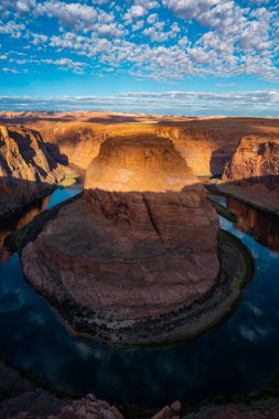 Arizona Horseshoe Virajı, Glen Kanyonu 'ndaki Colorado Nehri' nin ortası.