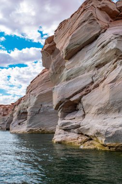 Glen Canyon Ulusal Eğlence Bölgesi, Powell Gölü, Arizona 'daki bir tekneden dar ve kayalık bir kanyon manzarası..