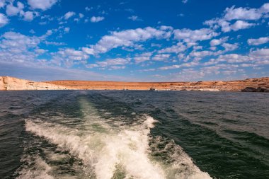 Glen Canyon Ulusal Eğlence Bölgesi, Powell Gölü, Arizona 'daki bir tekneden dar ve kayalık bir kanyon manzarası..