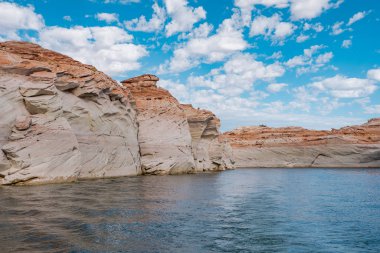Glen Canyon Ulusal Eğlence Bölgesi, Powell Gölü, Arizona 'daki bir tekneden dar ve kayalık bir kanyon manzarası..