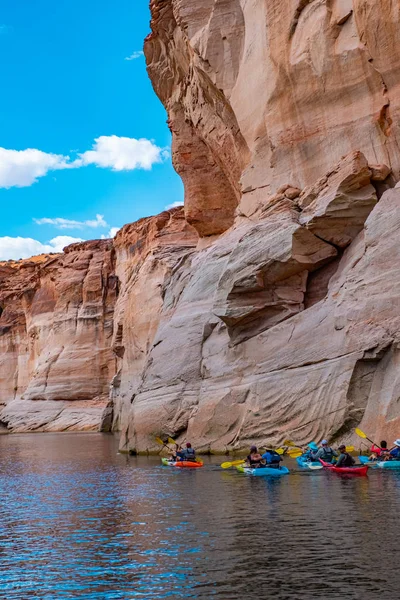 亚利桑那州鲍威尔湖Glen Canyon国家娱乐区一艘船上狭窄的悬崖峡谷景观 — 图库照片