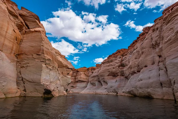 亚利桑那州鲍威尔湖Glen Canyon国家娱乐区一艘船上狭窄的悬崖峡谷景观 — 图库照片