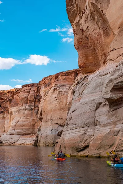 亚利桑那州鲍威尔湖Glen Canyon国家娱乐区一艘船上狭窄的悬崖峡谷景观 — 图库照片