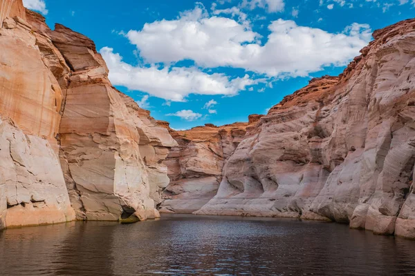 亚利桑那州鲍威尔湖Glen Canyon国家娱乐区一艘船上狭窄的悬崖峡谷景观 — 图库照片