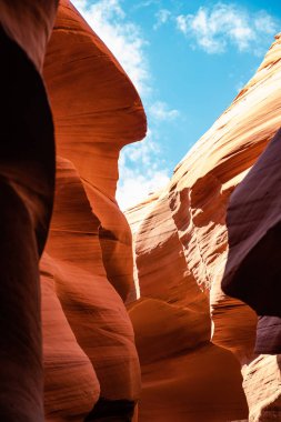 Antilop Kanyonu ışıkları ve kayaları.