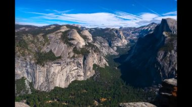 Yosemite Ulusal Parkı 'nın hızlandırılmış manzarası. ABD.