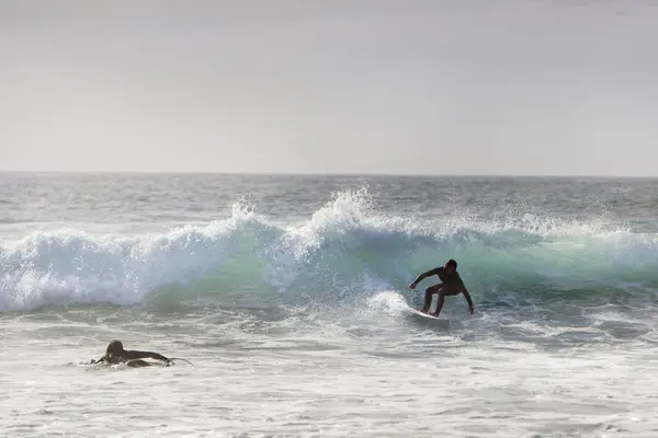 Montando una ola en cornwall — Foto de Stock