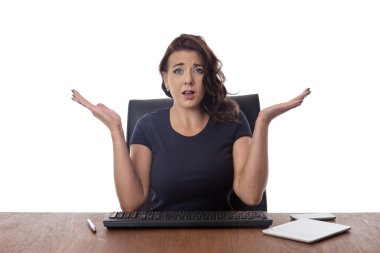 iş kadını ofiste masa başında oturan