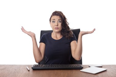 iş kadını ofiste masa başında oturan