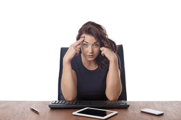 Geschäftsfrau sitzt am Schreibtisch im Büro — Stockfoto