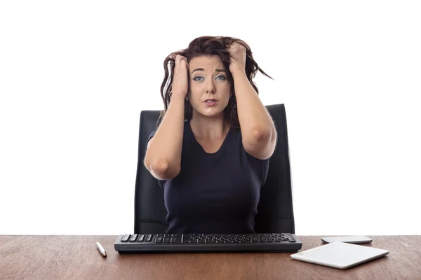 Geschäftsfrau sitzt am Schreibtisch im Büro — Stockfoto