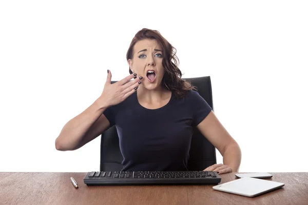 Affärskvinna som sitter vid skrivbord på kontoret — Stockfoto