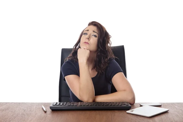 Zakenvrouw zit aan Bureau op kantoor — Stockfoto