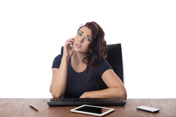 オフィスでデスクに座ってビジネス女性 — ストック写真