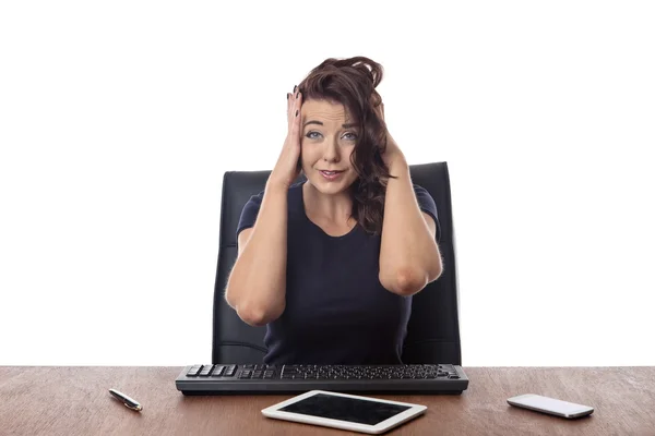 Femme d'affaires assise au bureau — Photo