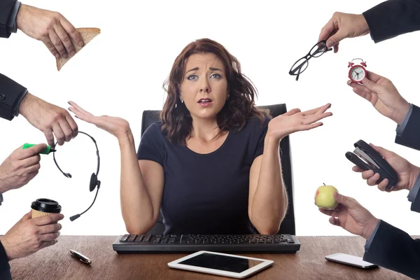 Zakenvrouw zit aan Bureau op kantoor — Stockfoto