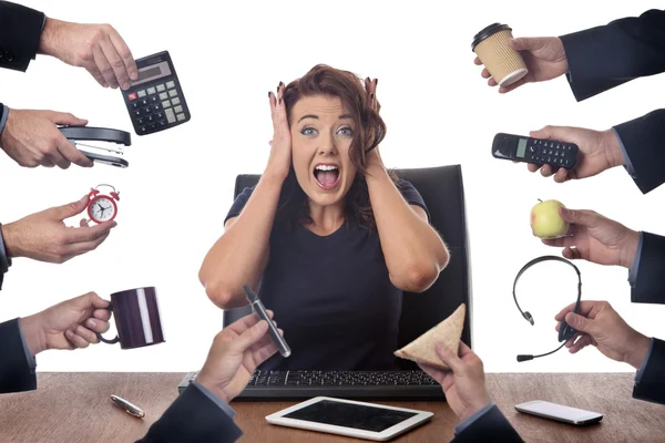 Geschäftsfrau sitzt am Schreibtisch im Büro — Stockfoto