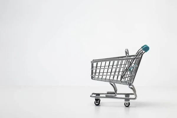 Pequeño carrito de compras — Foto de Stock